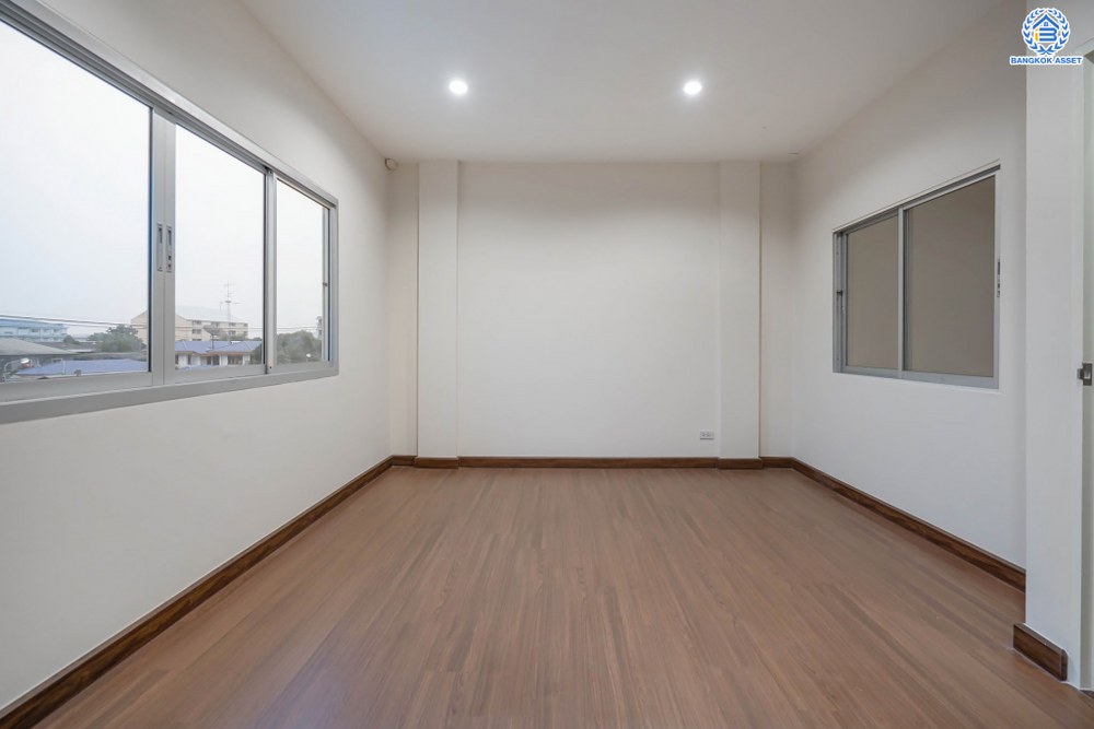 บ้านมือสองตกแต่งใหม่ โครงการ ไชน่าทาวน์ รามอินทรา8 เนื้อที่ 22 ตร.ว. ฟังก์ชัน 3 ห้องนอน 3 ห้องน้ำ 1 ที่จอดรถ บนทำเลศักยภาพ เชื่อมต่อถนนรามอินทรา ถนนลาดปลาเค้า ถนนเกษตรนวมินทร์ ใกล้รถไฟฟ้าสายสีเชียว "สถานีเสนานิคม" และทางด่วน "ฉลองรัช"